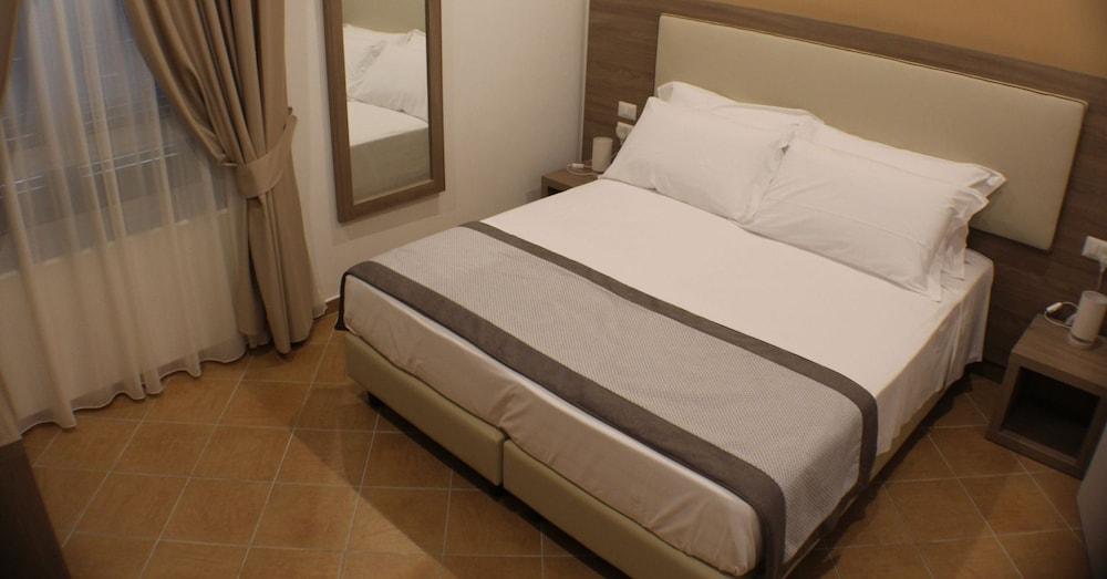 Hotiday Room Collection - Napoli Residenza Scarlatti Bagian luar foto