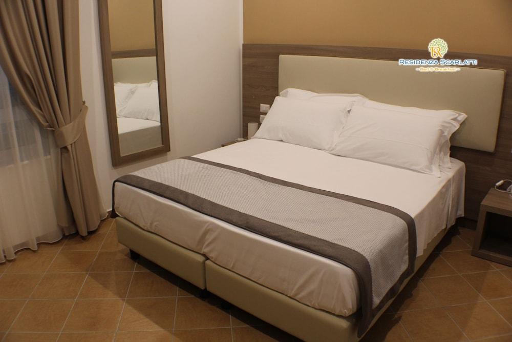 Hotiday Room Collection - Napoli Residenza Scarlatti Bagian luar foto