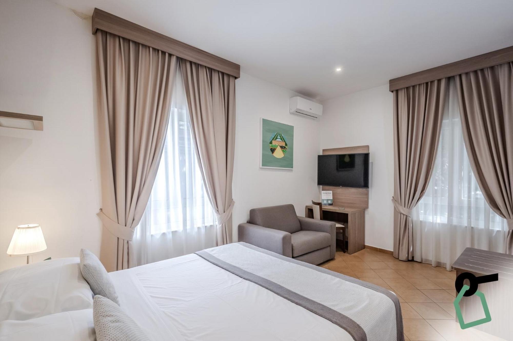 Hotiday Room Collection - Napoli Residenza Scarlatti Bagian luar foto
